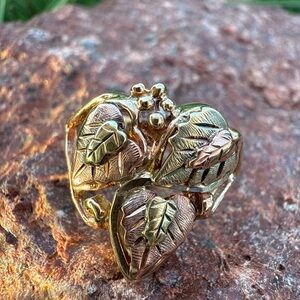 Elegant Gold Leaf and Grapes Ring